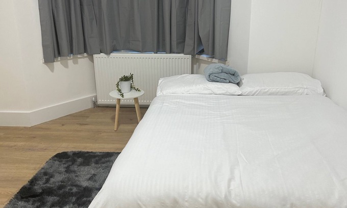 Marlborough Casa | Harrow Haven - Sleeps 5 & Free parking