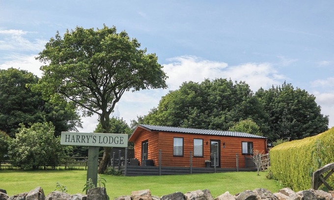 Ashover Cabaña | HARRY'S LODGE, pet friendly, character holiday cottage in Ashover
