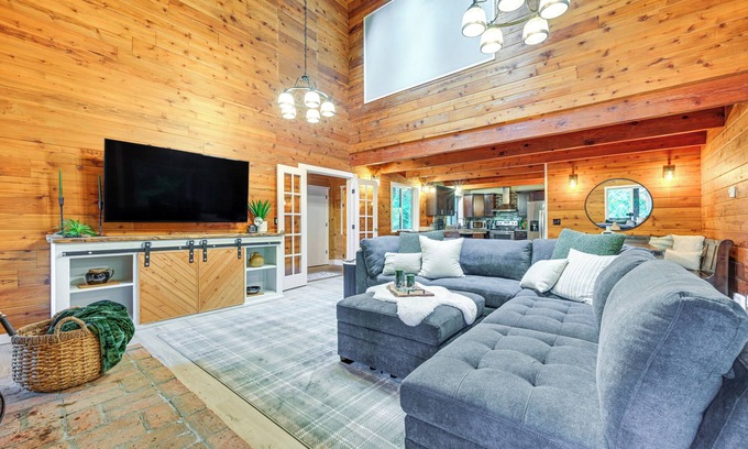 Burley Casa | Harstine Island Home w/ Hot Tub & Beach Access!