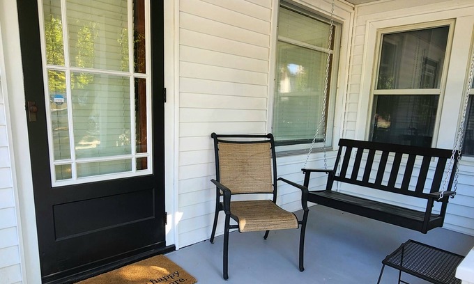 Rochester Casa | Hart House / One Bed, 1 Ba, St Mary's Mayo Clinic from the Front Porch