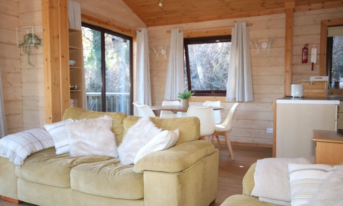 Woolfardisworthy Casa | Hartland Hideaway Lodge - Comfort, Peace & Spacious Lodge in North Devon