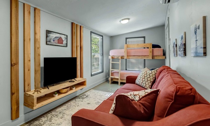 College Station Apartamento | Harvest: King Bed+Bunk Beds, Walk to A&M Campus