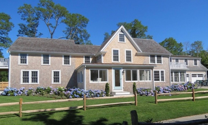 Barnstable Casa | Impresionantes pasos de casas recientemente renovadas a Barnstable Harbour, capacidad para 14 personas; 066-Ba