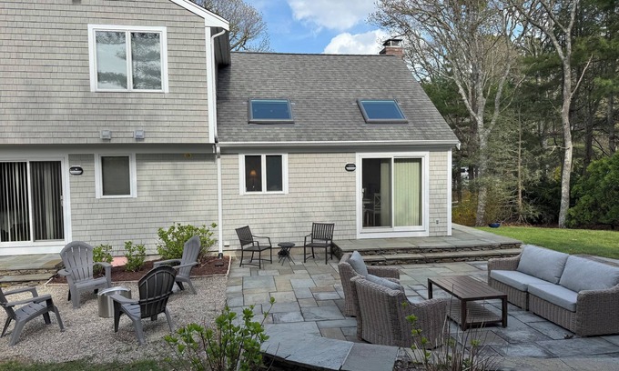 South Harwich Casa | HarwichPort 4 bdr 3 bath - Walk to Red River Beach - next to Wychmere