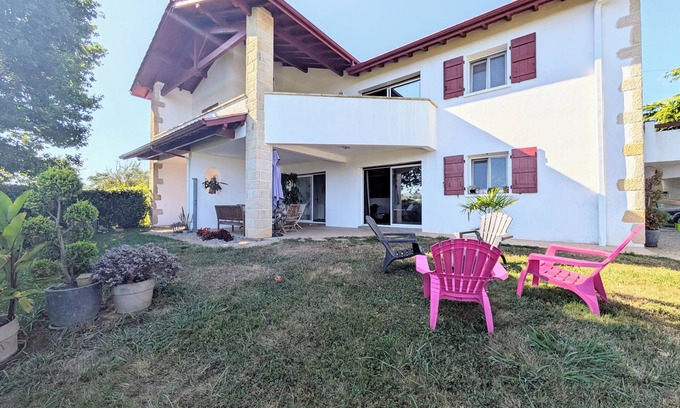 Hasparren Apartamento | Hasparren, family apartment 118m², garden and view, sleeps 6.