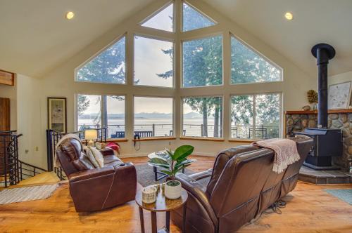 Everett Casa | Hat Island Home with Stunning View and Wraparound Deck