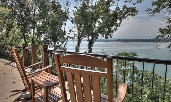 Dandridge Casa | Hatties Lake Retreat: Beautiful Lakeside Retreat in Dandridge Tennessee.