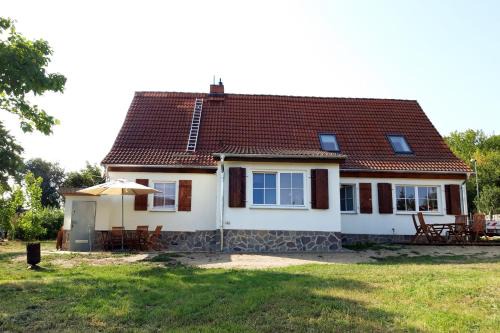 Herzfelde Apartamento | Haus am See - zur roten Tür