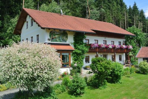 Grafenau Apartamento | Haus Am Waldrand - Ferienwohnung Augustin