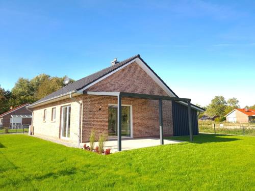 Sehestedt Casa | Haus KüstenBrise - Urlaub mit Hund an der Küste mit eigenen Garten, Sauna und gemütlichen Kaminfeuer