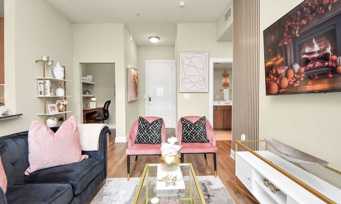 South Main Apartamento | Haus of Blush. Near NRG. FREE Shuttle to TX Med Center