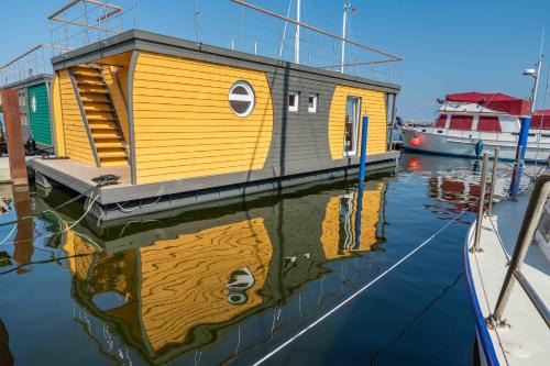 Barth Casa | Hausboot Arnica mit großem Sonnendeck und Wäschepaketen inklusive