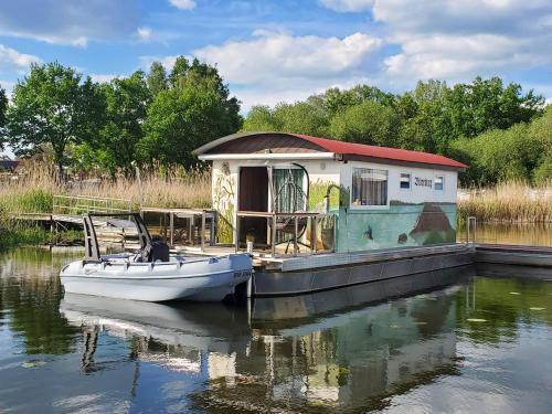 Havelsee Casa | Hausboot-schwimmendes-Ferienhaus-im-Havelbogen-Haus-auf-dem-Wasser