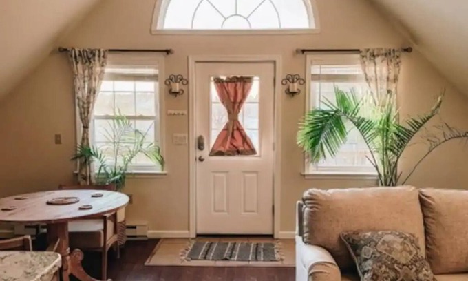 Salisbury Apartamento | Havana Hideaway: A tropical retreat where vibrant decor meets pastoral views.