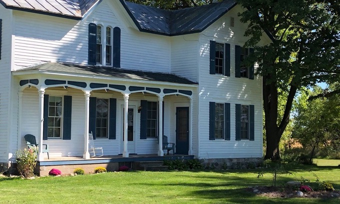 Kendall Otro | Have a Summer Holiday in Country Farmhouse