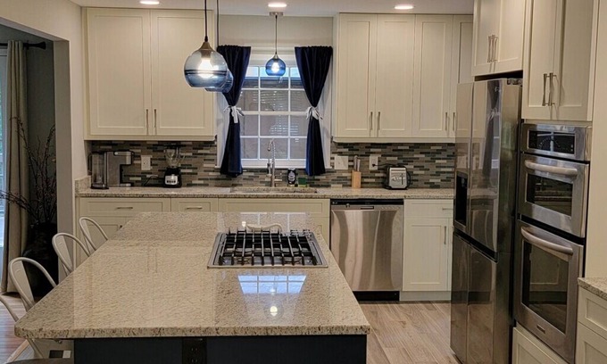Tyrone Casa | Have fun with the whole family at this stylish place.