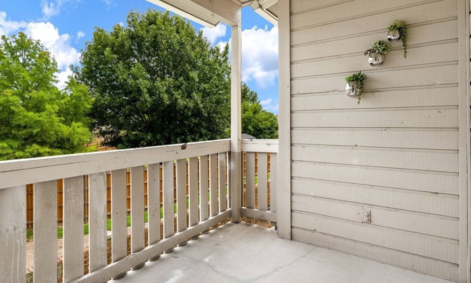 Cowley Condominio | Haven for Travel Nurses & Digital Nomads: Ideal Medium-Term Rental Retreat!