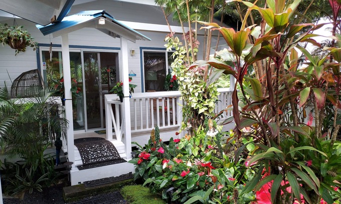 Hilo Cabaña | Hilo Town ~ CASA DE JARDÍN Botánico GATEADO ultra privado con estanque Koi