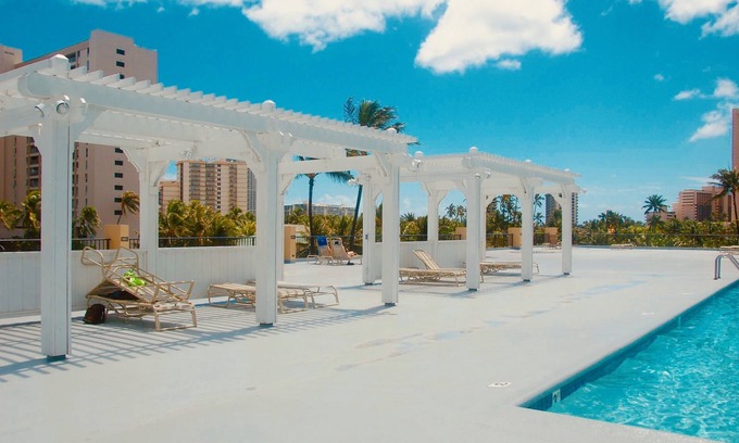 McCully - Moiliili Condominio | Hawaiian Monarch 1611 Condo by RedAwning