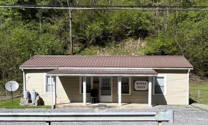 Warriormine Casa | Hawks Nest rentals only 2 miles from Hatfield Mccoy trailhead!