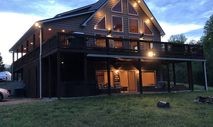 Clarkson Casa | Hawk’s Pointe-NEWLY REMODELED-Waterfront-Hot tub-Luxury and peaceful