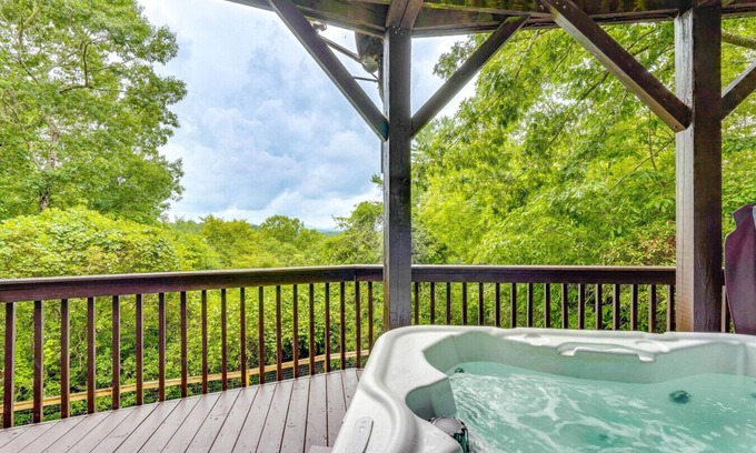 Murphy Casa | Hawk’s View Chalet - Hot Tub + Mountain Views