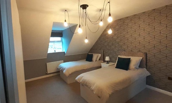 Little Hay Apartamento | Hawksworth House in Birmingham near Solihull, near NEC, HS2, JLR, Bear Grylls Centre, Resorts World and Birmingham airport with a garage and free parking, great for families and contractors