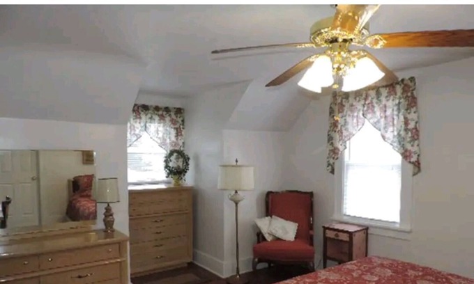 Decatur Cabaña | Haworth Cottage 2 blks to Millikin University