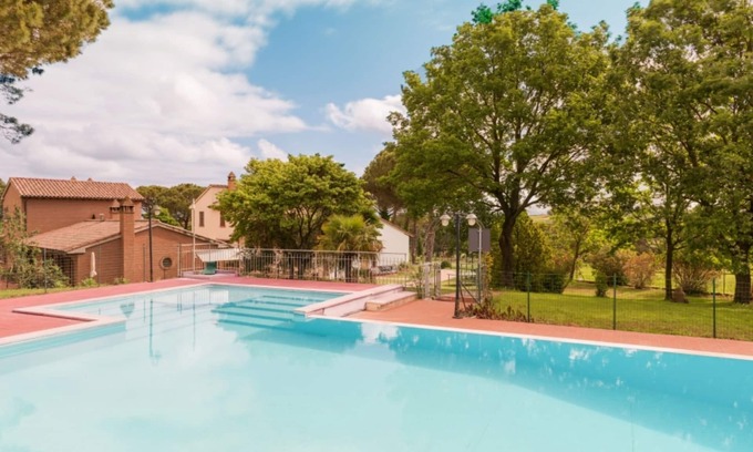 Castiglione del Lago Apartamento | Hawthorn apt with shared pool family fun, Castiglione del Lago, Italy