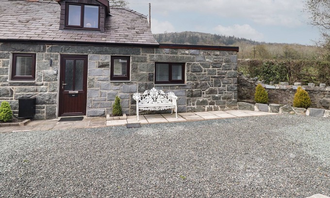 Henryd Cabaña | HAY COTTAGE, romantic, character holiday cottage in Conwy