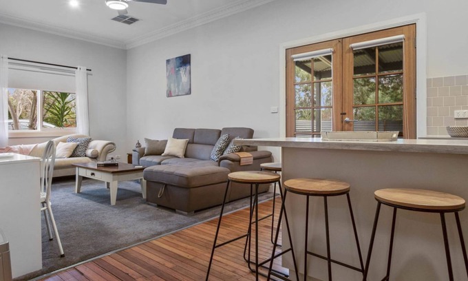 North Wagga Wagga Casa | Hayes Corner Cottage - Short Drive to CBD, Private