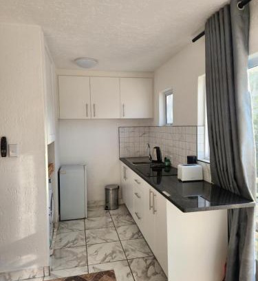 Sandown Apartamento | Hayley's inn at village blues