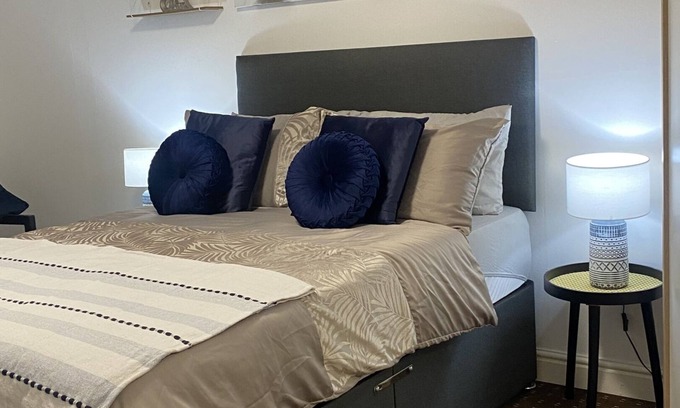 Huddersfield Apartamento | Affordable-Moderno-Estudio-Baño con ducha-Vista a la Calle
