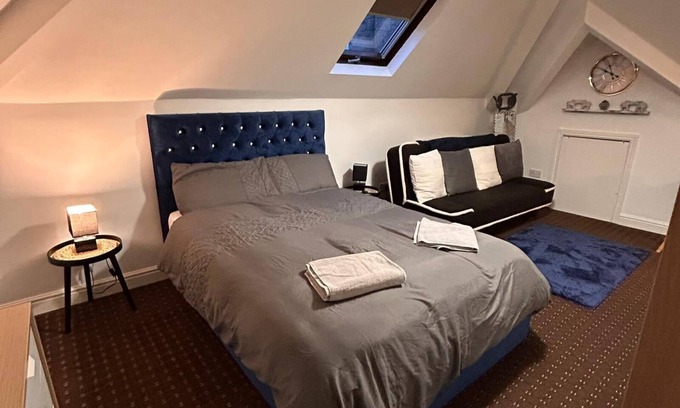 Huddersfield Apartamento | Confortable-Estudio-Baño con ducha-Spacious in the Attic
