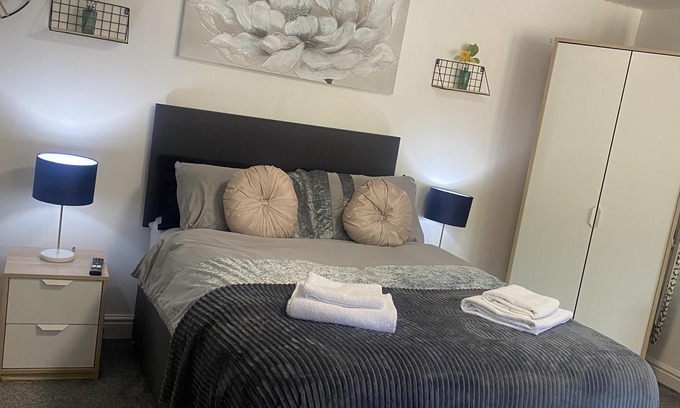 Huddersfield Apartamento | Confortable-Estudio-Baño con ducha-Vista a la Calle-Free Private Parking