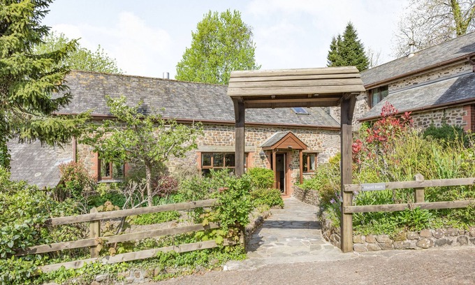 South Molton Casa | HAZEL BARN, pet friendly, character holiday cottage in North Molton