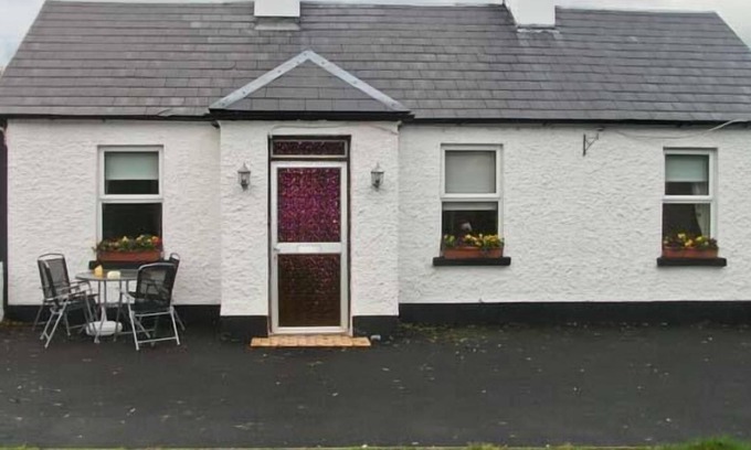 Killimor Cabaña | HAZEL COTTAGE, pet friendly in Killimor, County Galway
