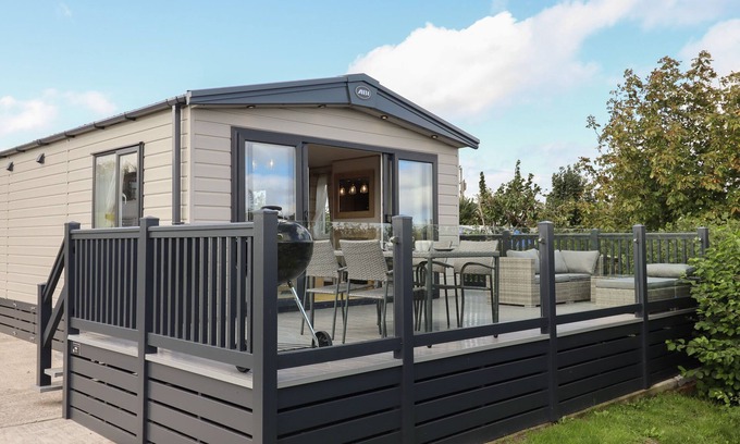 Teigngrace Cabaña | HAZEL LODGE, pet friendly, country holiday cottage in Newton Abbot
