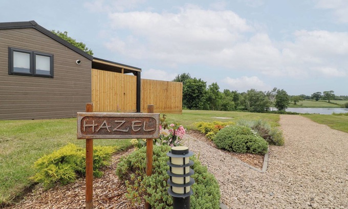 Swadlincote Cabaña | HAZEL, romantic, with hot tub in Donisthorpe