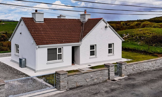 Doolin Cabaña | Hazelwood Cottage - a bungalow that sleeps 5 guests in 3 bedrooms