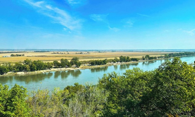 Plattsmouth Casa | Healing River Mojo Dojo- private retreat overlooking the grand Missouri River