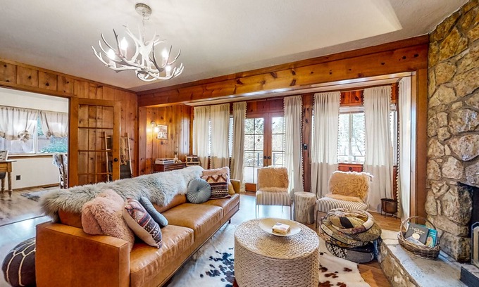 Roseburg Casa | Healing riverside sanctuary, firepit, library room