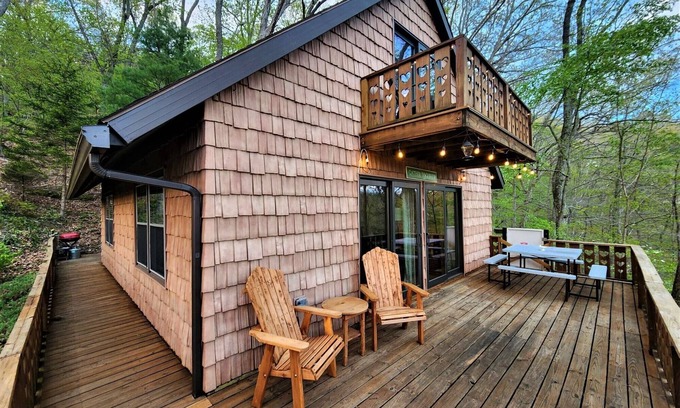 Sugar Grove Cabina | Heart Haus on the Hill - Near Hocking Hills, Updated/Private/Comfortable!