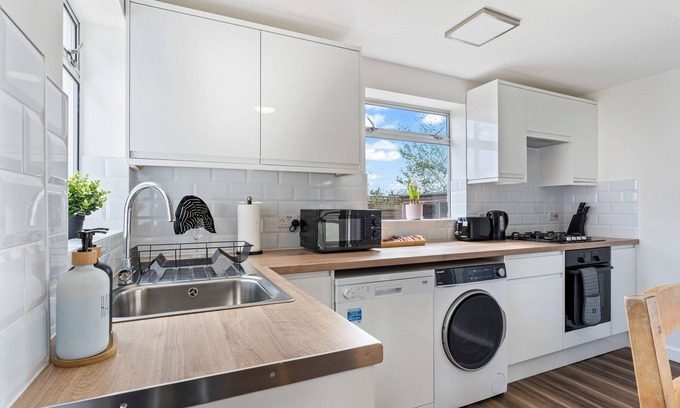 East Acton Casa | Heart of Acton - Free Parking - Perfect for Groups