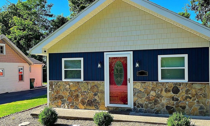 Conneaut Lakeshore Cabaña | Heart of Conneaut Lake - Close2Water - Full Kitchen - Central A/C