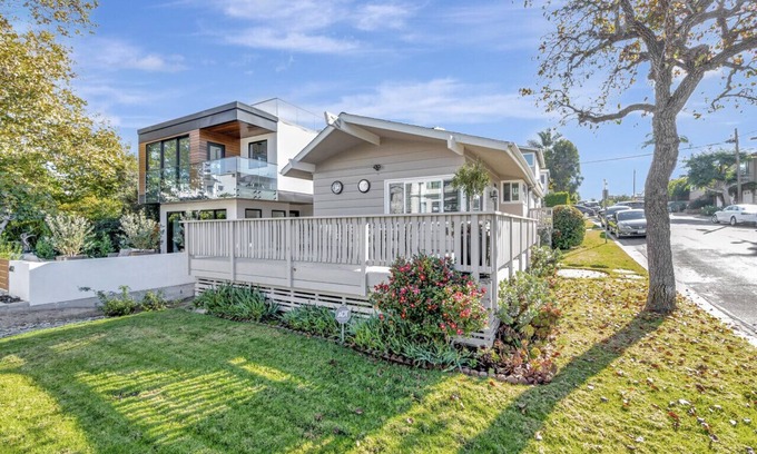 Corona del Mar Casa | Heart of Corona Del Mar! 10 minute walk to the beach/Steps to downtown!