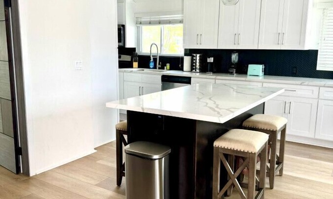 Corona del Mar Casa | Heart of Corona Del Mar! Chic Bungalow! 10 minute walk to the beach/Steps to downtown!