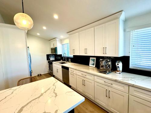 Corona del Mar Casa | Heart of Corona Del Mar 10 minute walk to beach steps to downtown