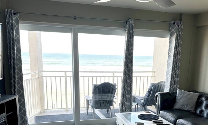Rogers Seabreeze Condominio | Heart of Daytona 1 bedroom w/kitchen, sleeps 4, private balcony, fireplace, pool