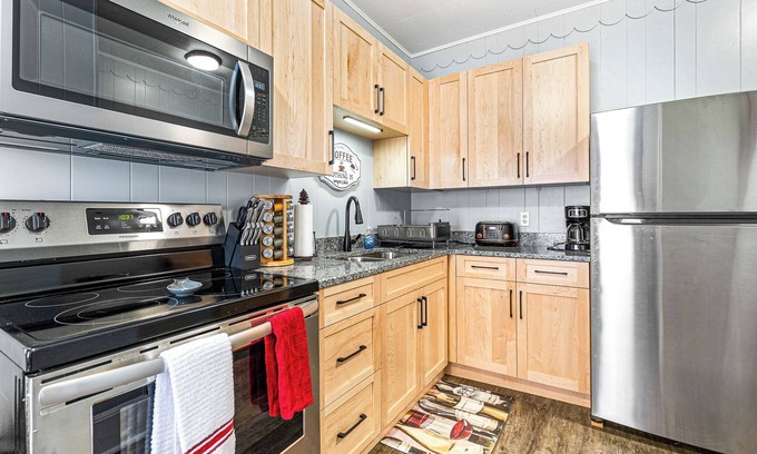 Colebrook Apartamento | Heart of downtown Colebrook. Trail access and parking for ATV's/snowmobiles.